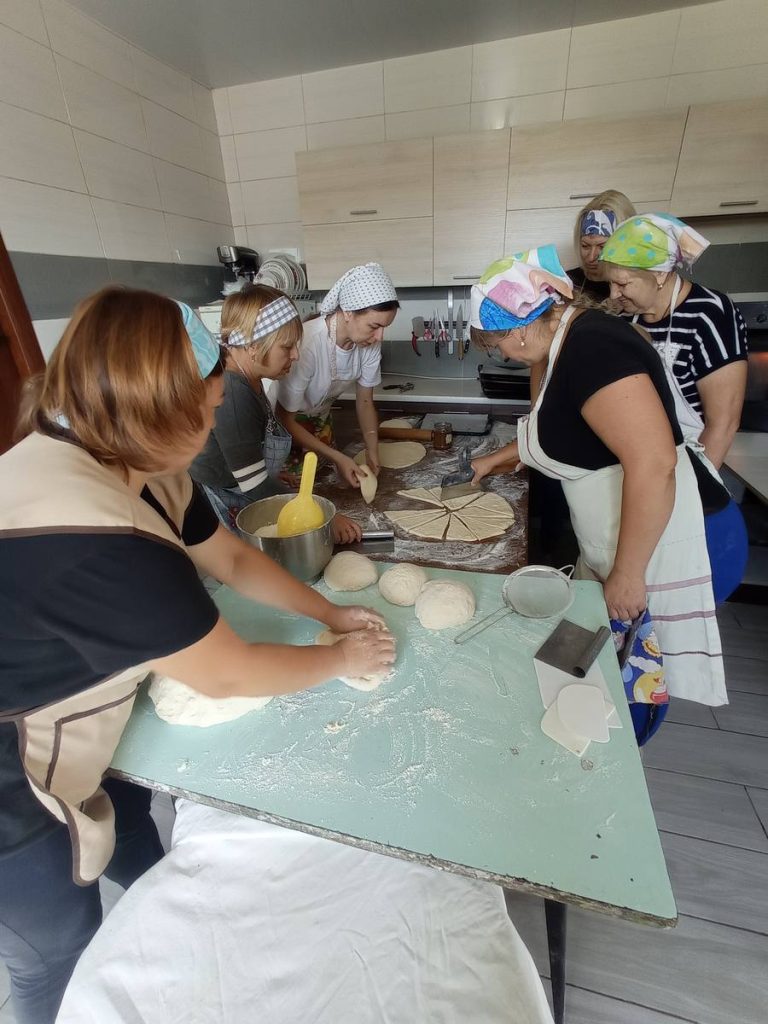 Переселенці Білої Криниці діляться Хлібом з громадою та військовими