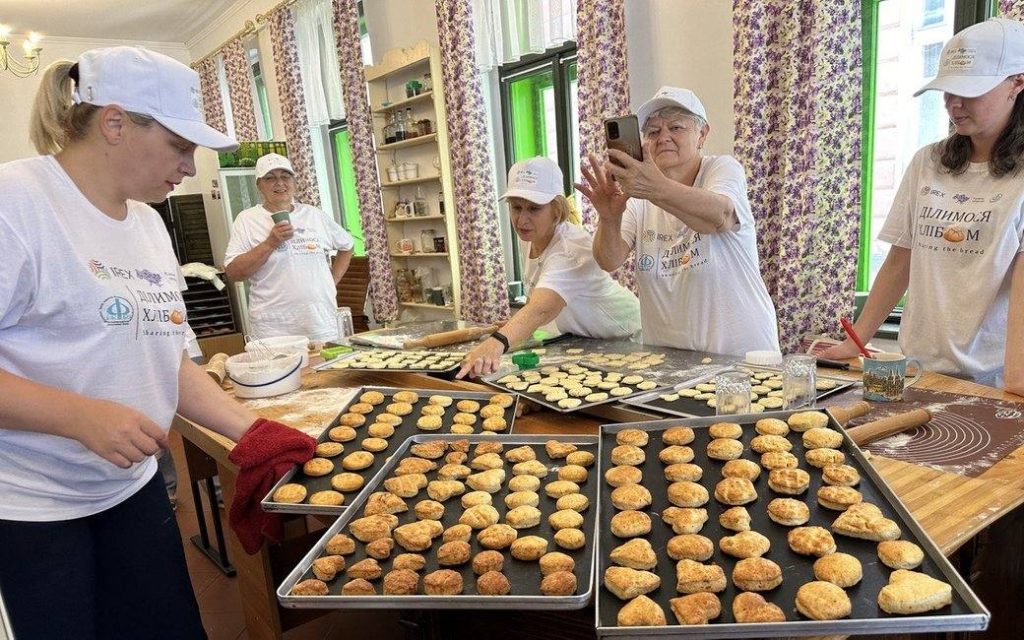 В Ужгороді провели майстерклас із випікання закарпатських смаколиків за проєктом “Ділимося хлібом”